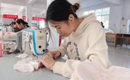 宾县扶贫车间开设缝纫技能课，妇女月入3500元助力脱贫致富
